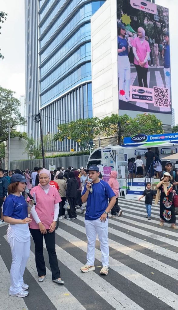 Dokter Ovela Clinic memberikan konsultasi kulit kepada pengunjung di Jakarta