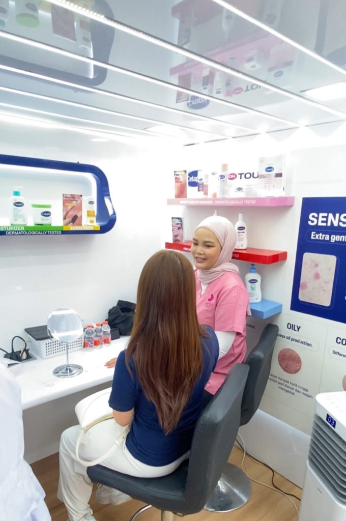 Skin analysis atau analisis kulit bersama dokter Ovela Clinic di Jakarta